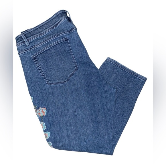 J JILL Authentic Fit Floral and Distressed Details Denim Capris Jeans Blue SZ 16 - Picture 3 of 5